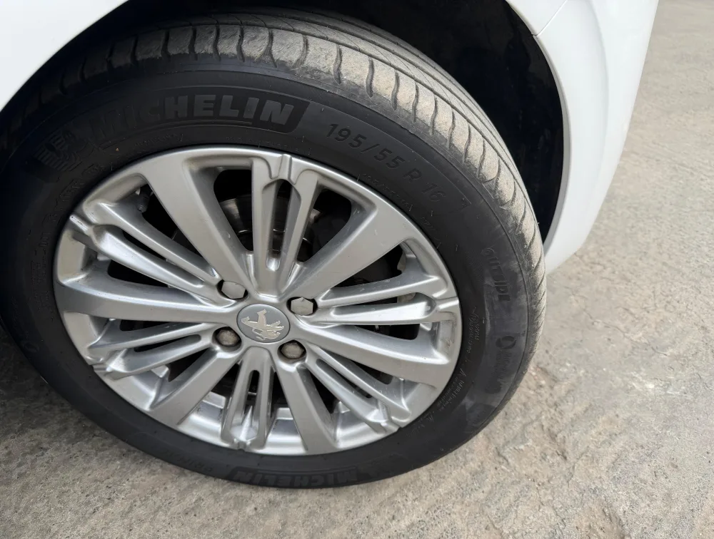 PEUGEOT 208 ALLURE - PRG Motors Ltd