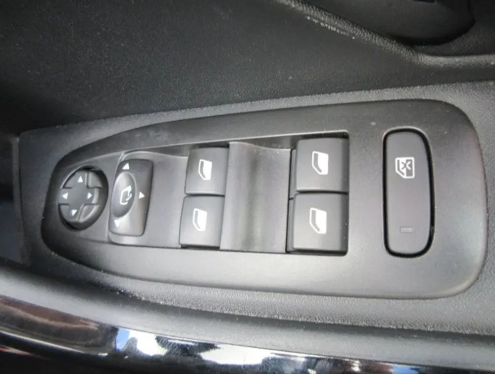 PEUGEOT 2008 GTLINE MOONROOF - PRG Motors Ltd