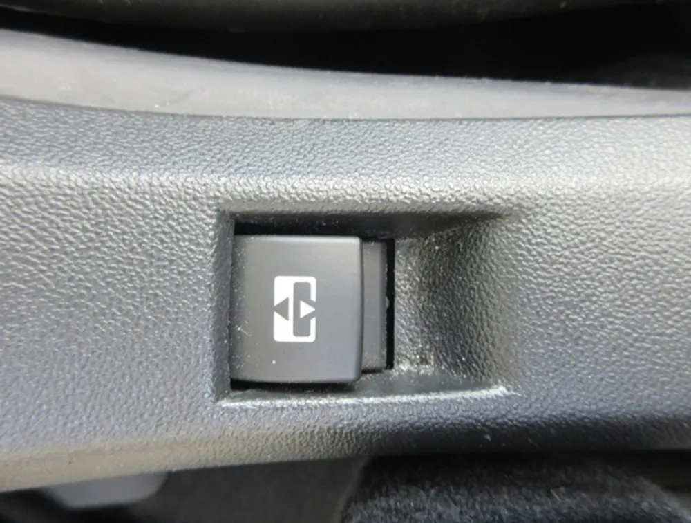 PEUGEOT 2008 GTLINE MOONROOF - PRG Motors Ltd