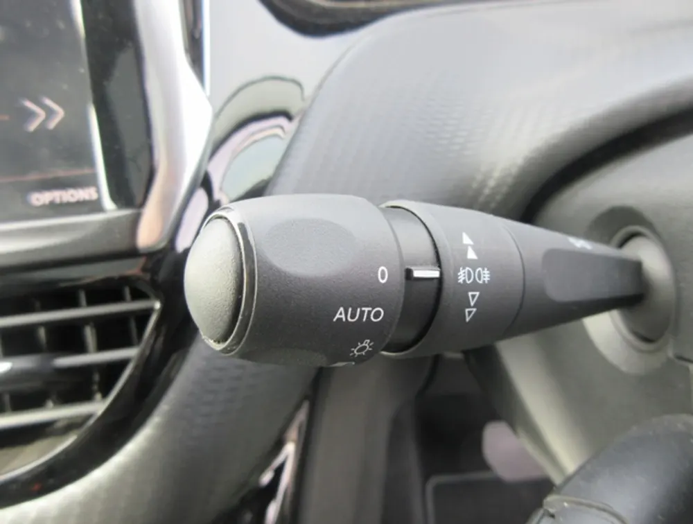 PEUGEOT 2008 CROSSCITY MOONROOF - PRG Motors Ltd