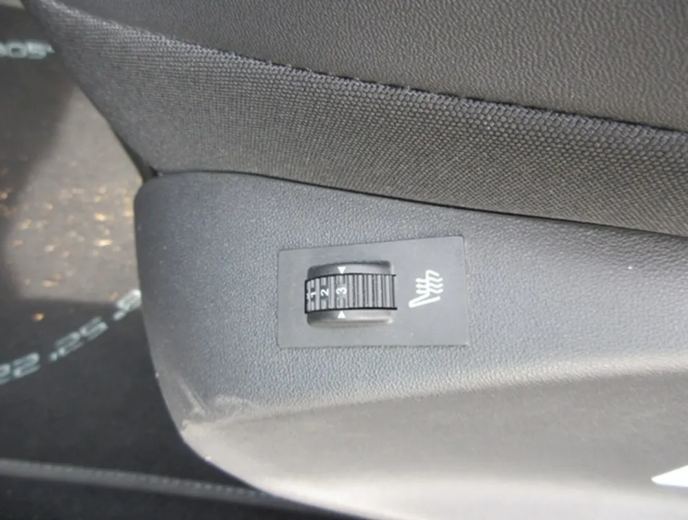 PEUGEOT 2008 CROSSCITY MOONROOF - PRG Motors Ltd