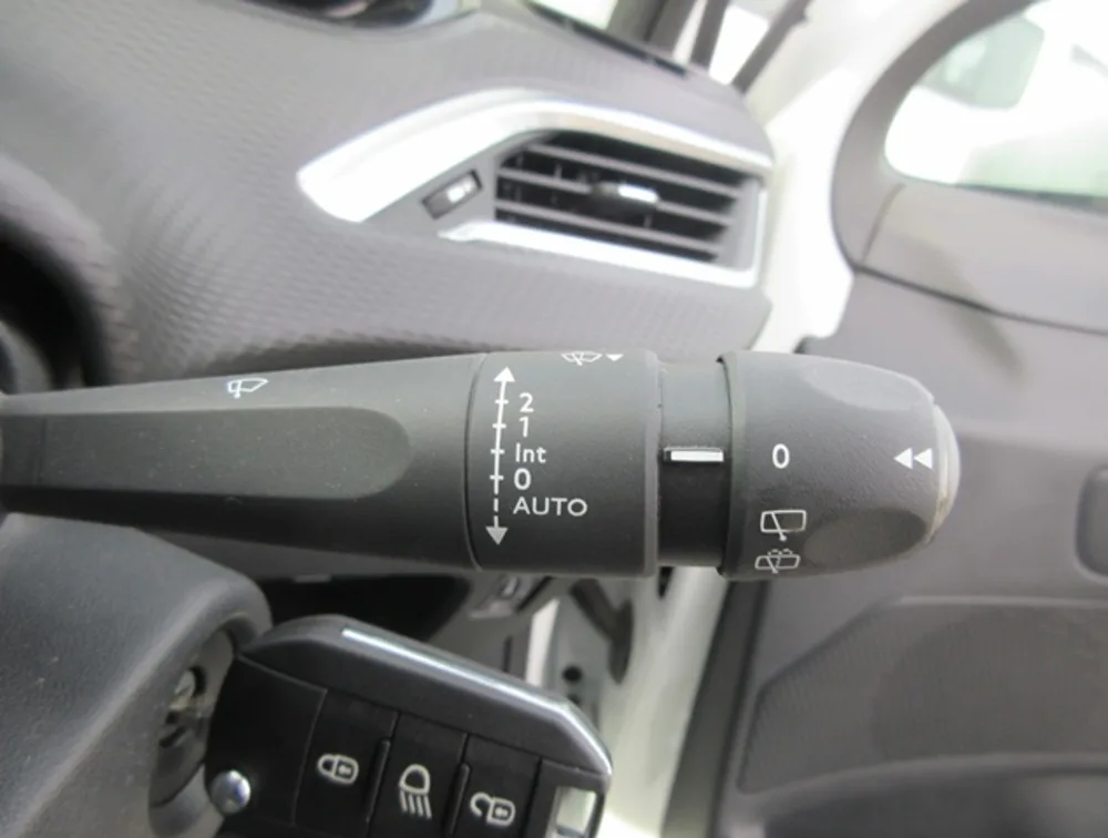 PEUGEOT 2008 CROSSCITY MOONROOF - PRG Motors Ltd