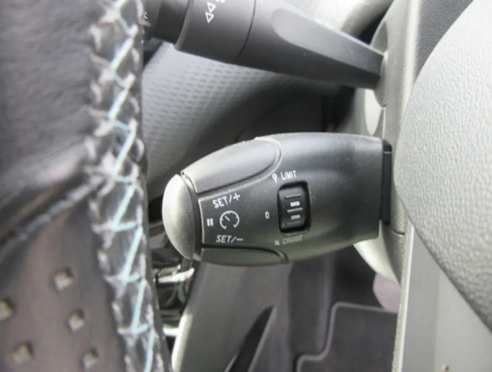 PEUGEOT 2008 CROSSCITY MOONROOF - PRG Motors Ltd