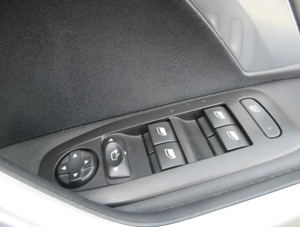 PEUGEOT 2008 CROSSCITY MOONROOF - PRG Motors Ltd