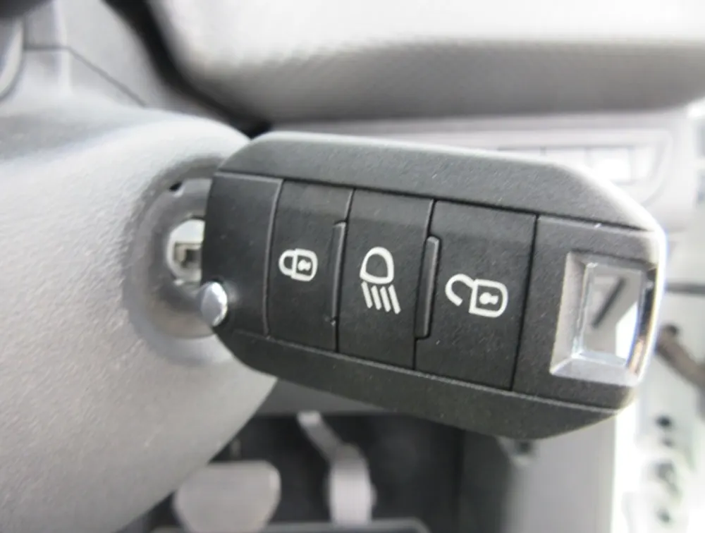 PEUGEOT 2008 CROSSCITY MOONROOF - PRG Motors Ltd