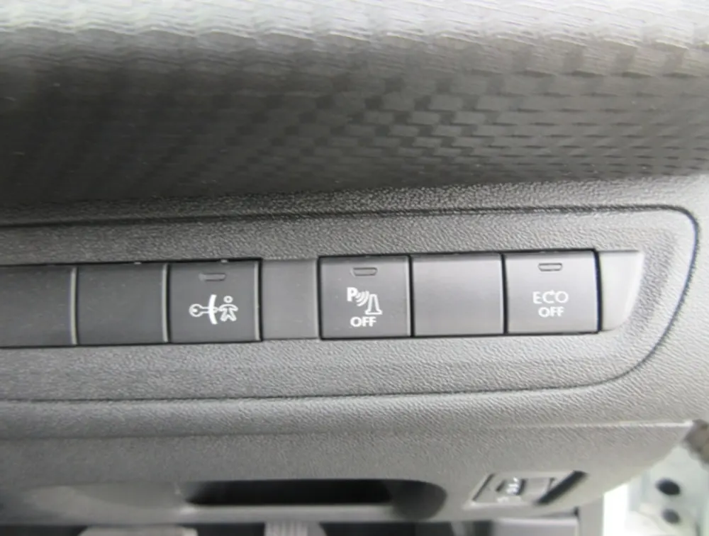 PEUGEOT 2008 CROSSCITY MOONROOF - PRG Motors Ltd