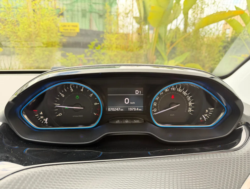 PEUGEOT 2008 CROSSCITY MOONROOF - PRG Motors Ltd