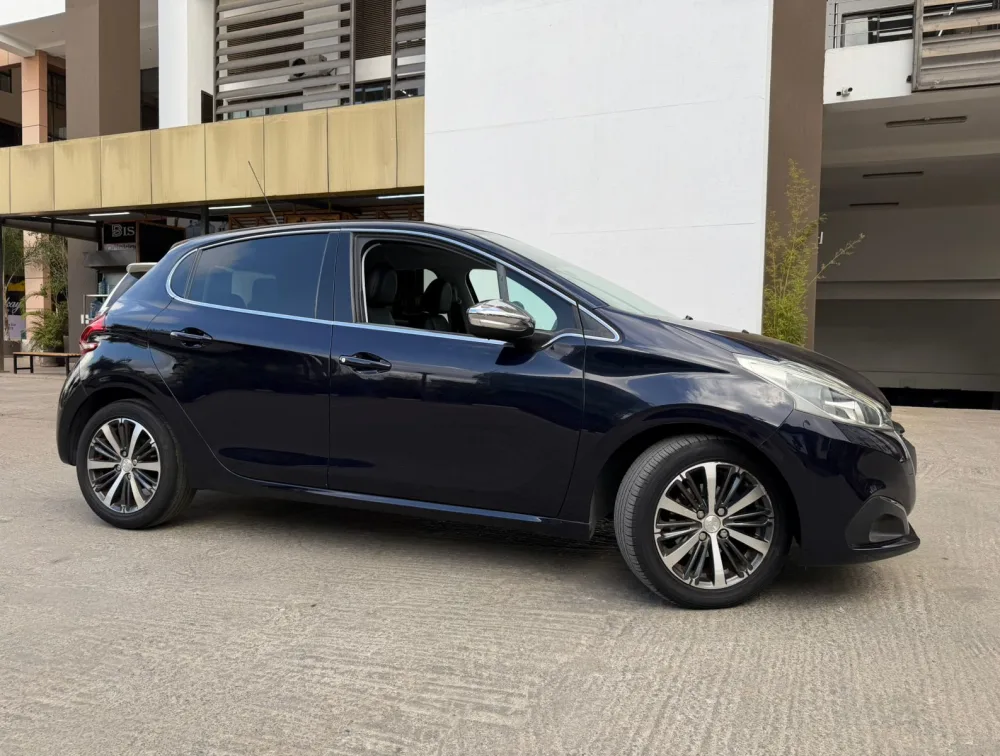 PEUGEOT 208 TECH EDITION LEATHER SEATS