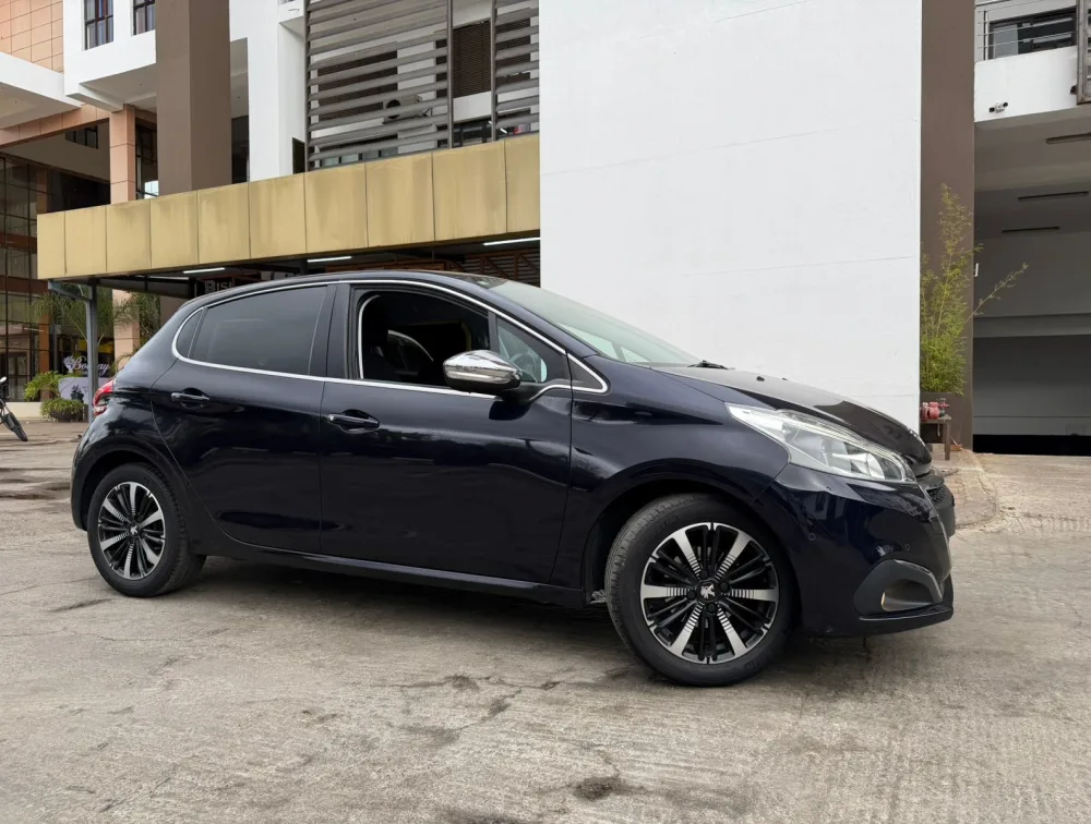 PEUGEOT 208 TECH EDITION