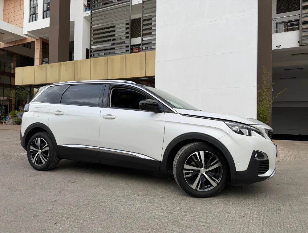 PEUGEOT 5008 ALLURE SUNROOF