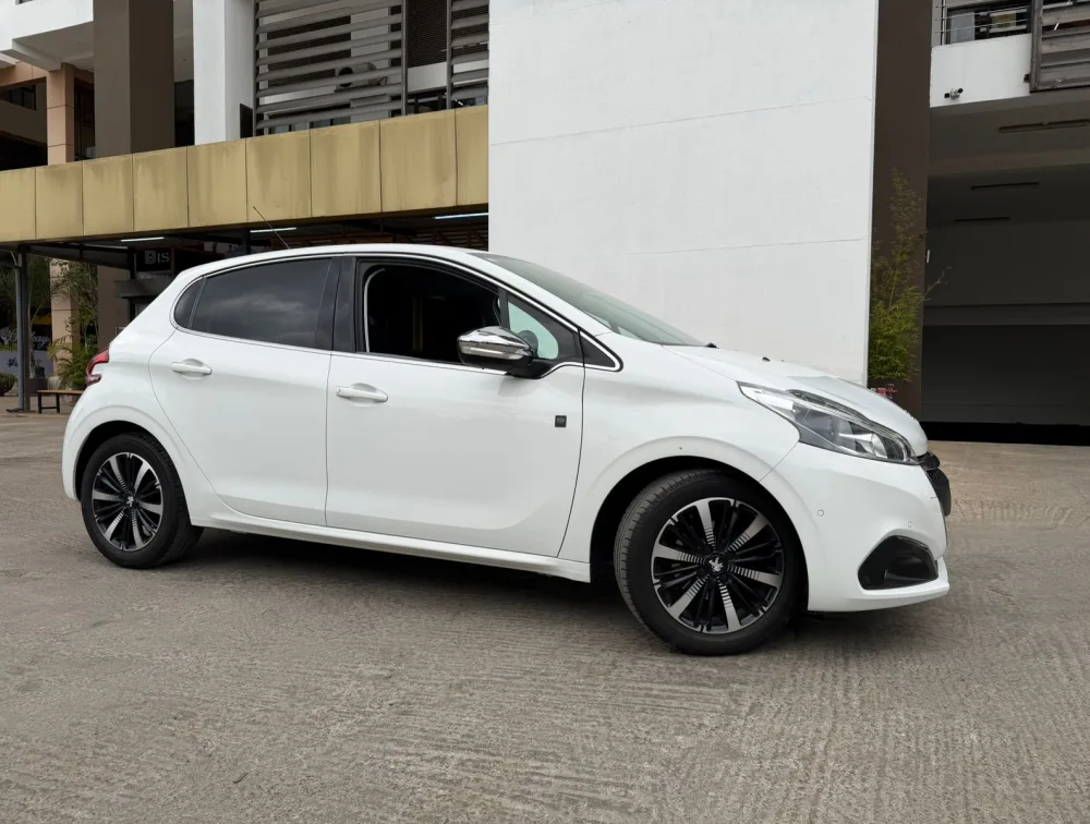 PEUGEOT 208 TECH EDITION