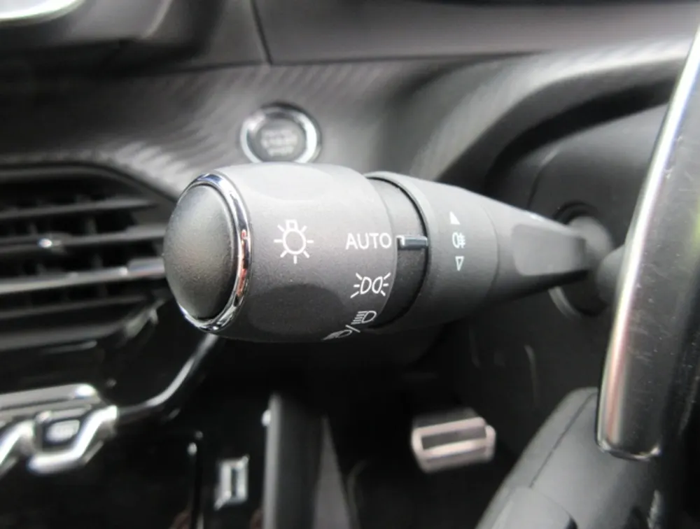 PEUGEOT 208 GTLINE MOONROOF NEWSHAPE - PRG Motors Ltd