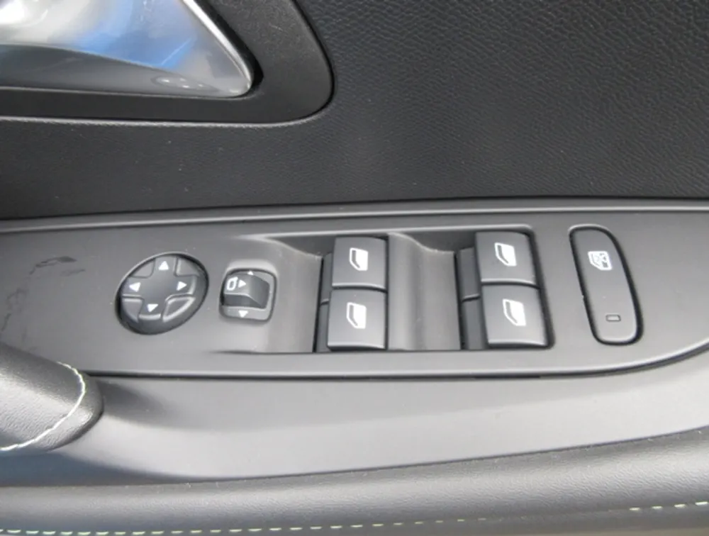 PEUGEOT 208 GTLINE MOONROOF NEWSHAPE - PRG Motors Ltd