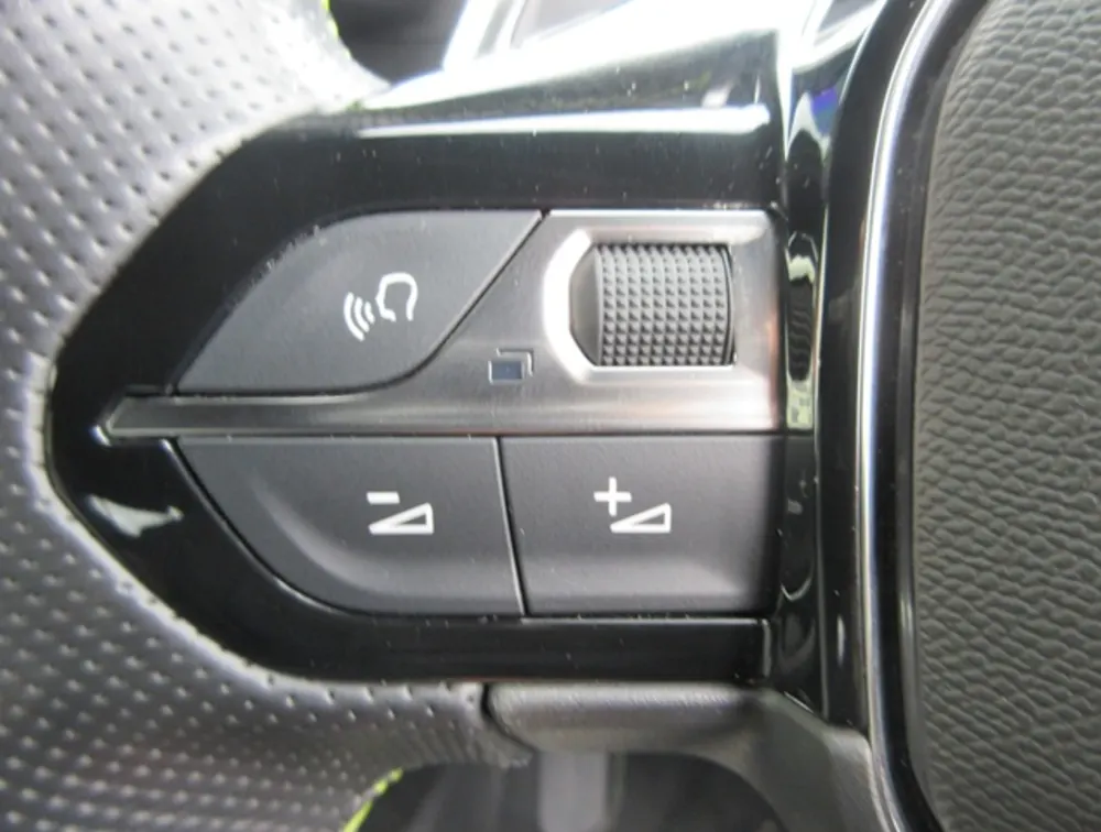 PEUGEOT 208 GTLINE MOONROOF NEWSHAPE - PRG Motors Ltd