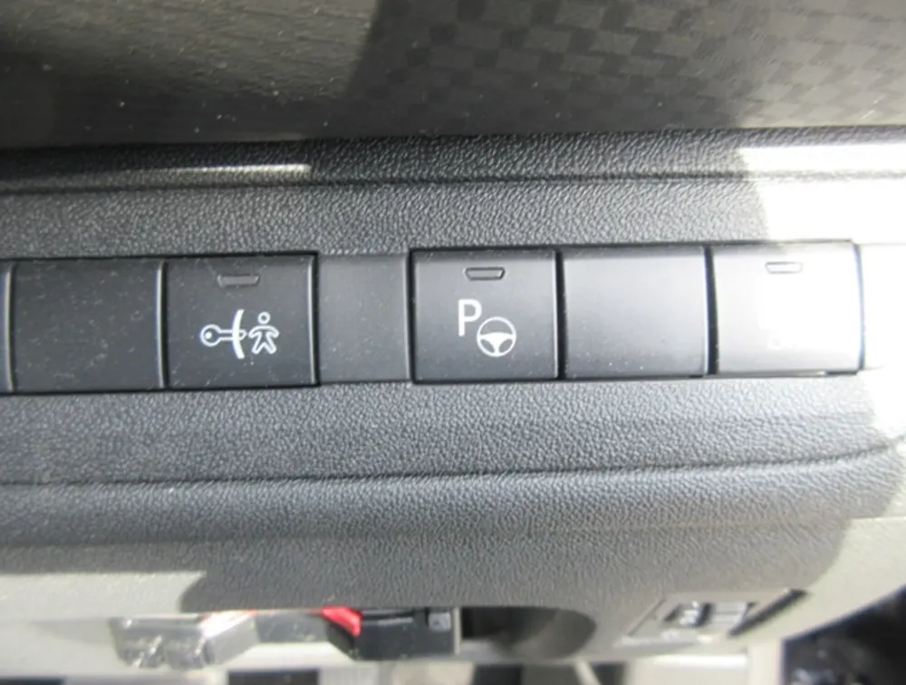 PEUGEOT 208 ALLURE FUN EDITION MOONROOF - PRG Motors Ltd