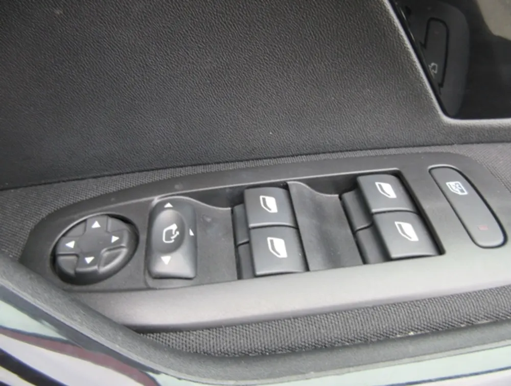 PEUGEOT 208 ALLURE FUN EDITION MOONROOF - PRG Motors Ltd