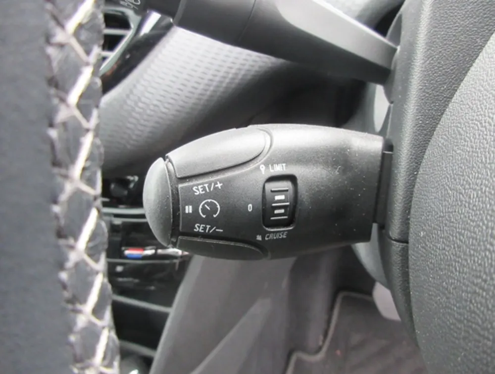 PEUGEOT 208 ALLURE FUN EDITION MOONROOF - PRG Motors Ltd