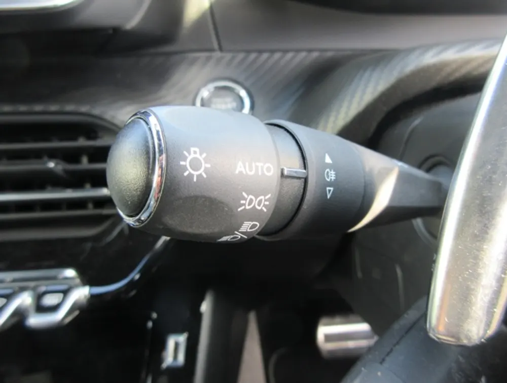 PEUGEOT 208 GTLINE MOONROOF NEWSHAPE - PRG Motors Ltd