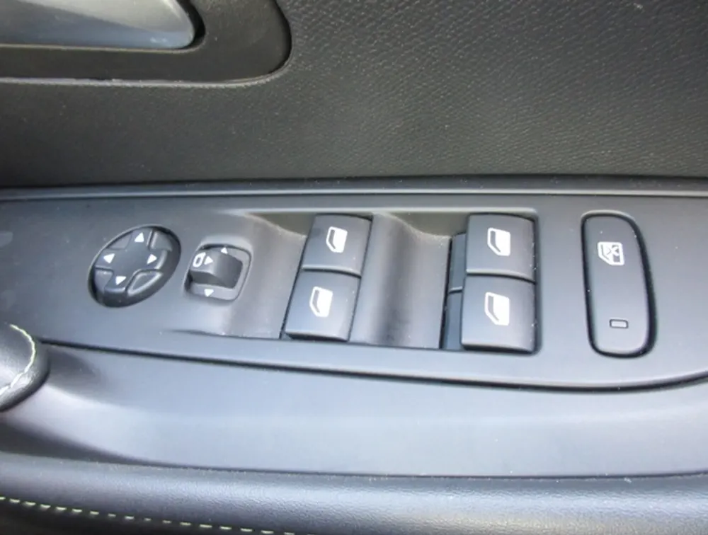 PEUGEOT 208 GTLINE MOONROOF NEWSHAPE - PRG Motors Ltd