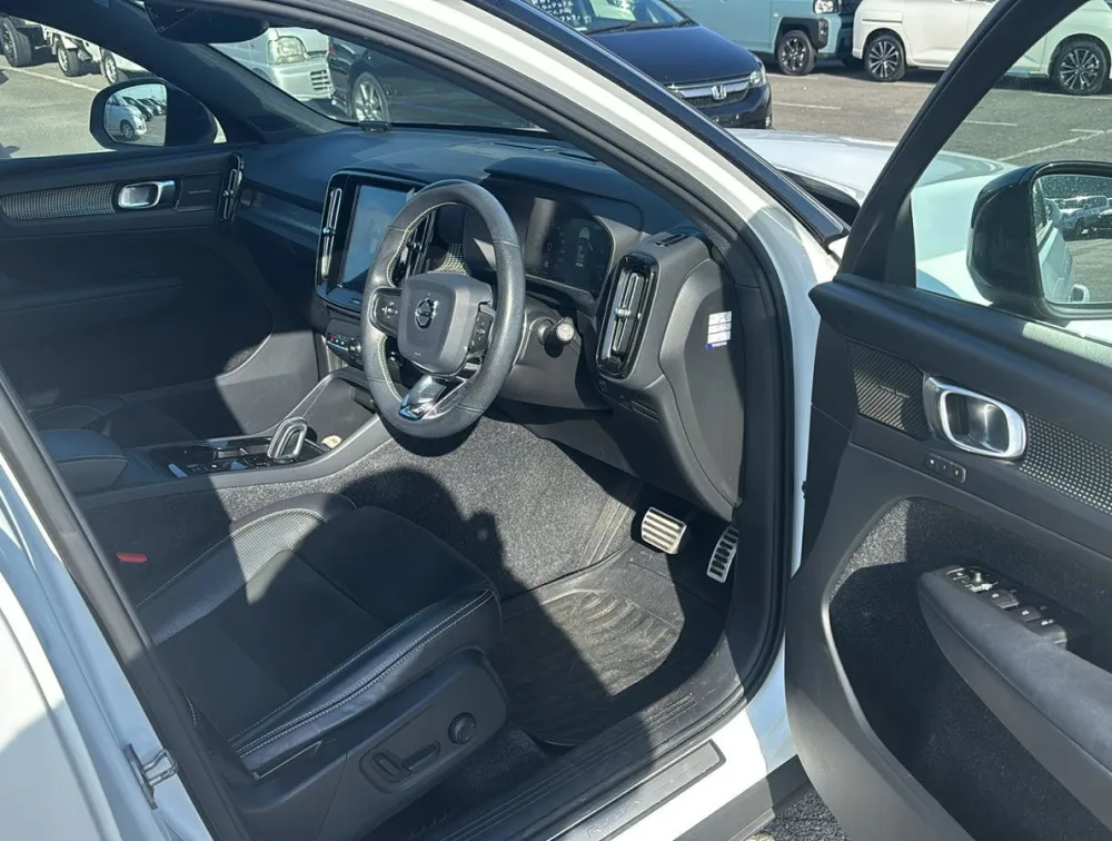 VOLVO XC40 T4R-DESIGN 4WD - PRG Motors Ltd