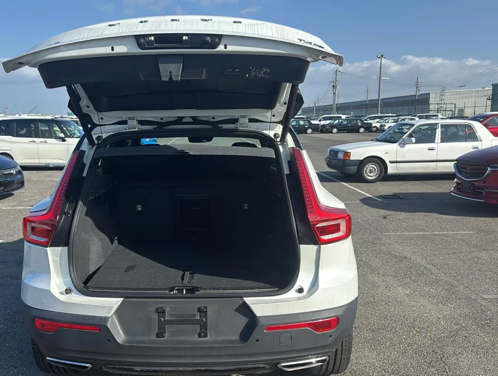 VOLVO XC40 T4R-DESIGN 4WD - PRG Motors Ltd