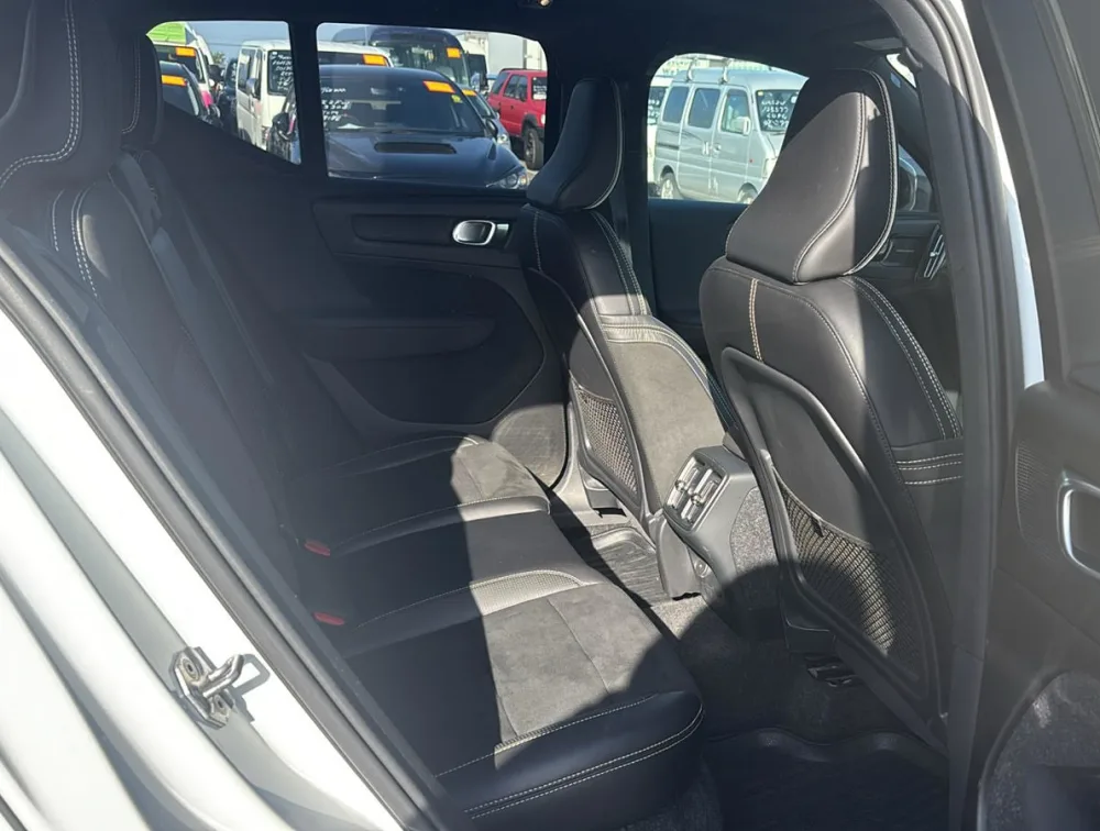 VOLVO XC40 T4R-DESIGN 4WD - PRG Motors Ltd