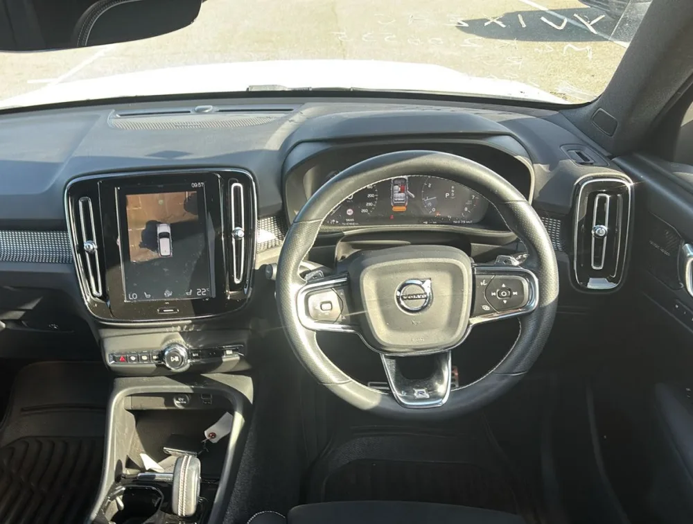 VOLVO XC40 T4R-DESIGN 4WD - PRG Motors Ltd