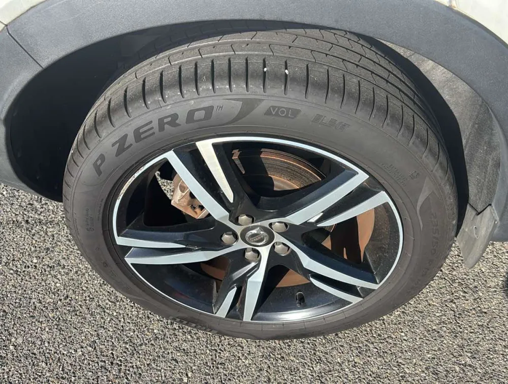 VOLVO XC40 T4R-DESIGN 4WD - PRG Motors Ltd