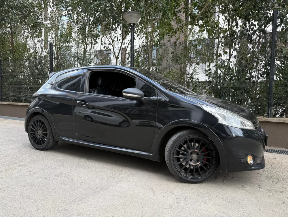 PEUGEOT 208 GTi