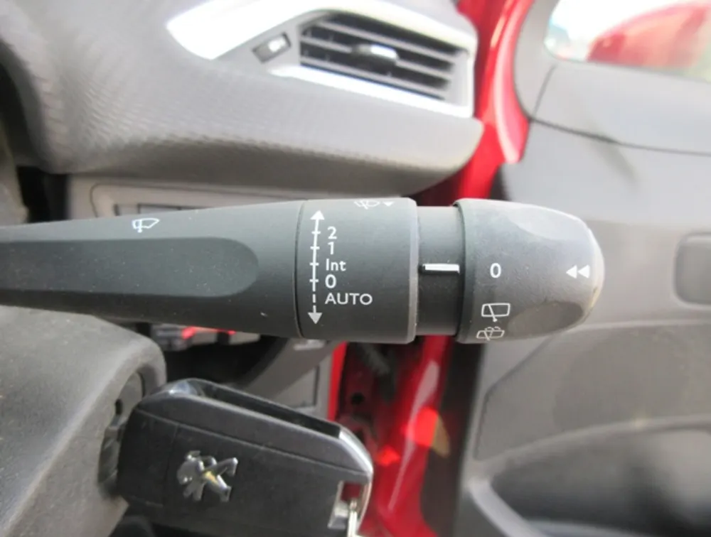 PEUGEOT 2008 CROSSCITY MOONROOF - PRG Motors Ltd