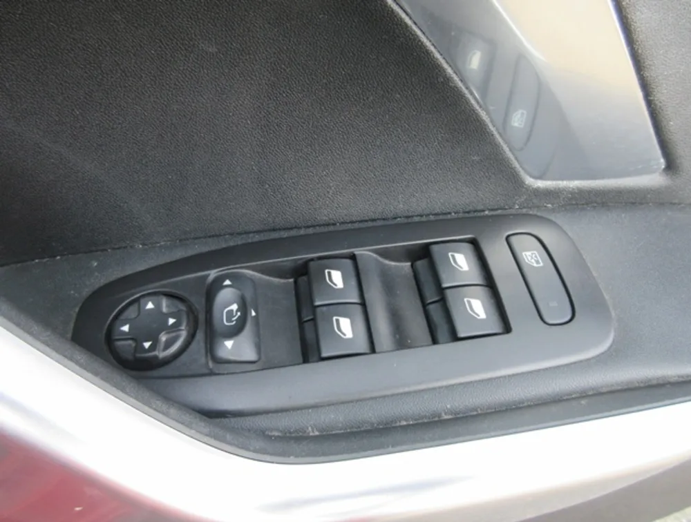 PEUGEOT 2008 CROSSCITY MOONROOF - PRG Motors Ltd