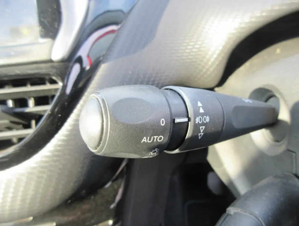 PEUGEOT 2008 CROSSCITY MOONROOF - PRG Motors Ltd