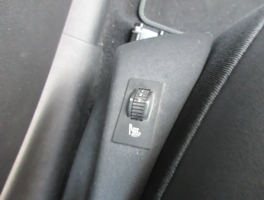 PEUGEOT 2008 CROSSCITY MOONROOF - PRG Motors Ltd