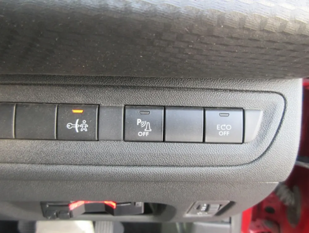 PEUGEOT 2008 CROSSCITY MOONROOF - PRG Motors Ltd