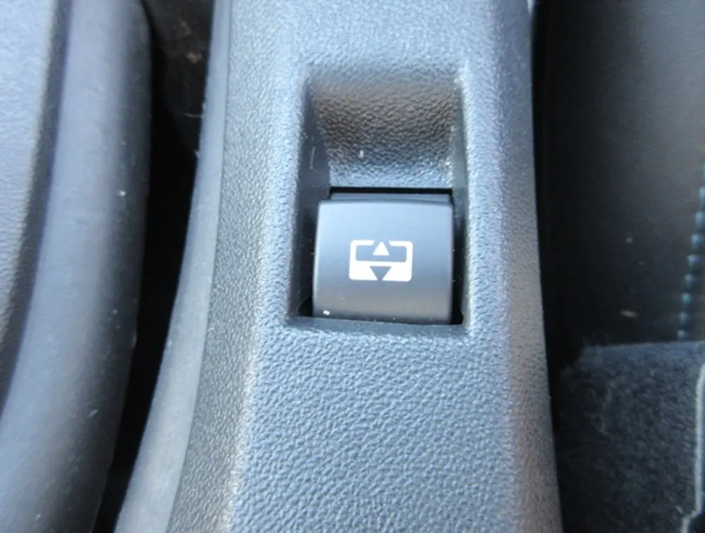 PEUGEOT 2008 CROSSCITY MOONROOF - PRG Motors Ltd