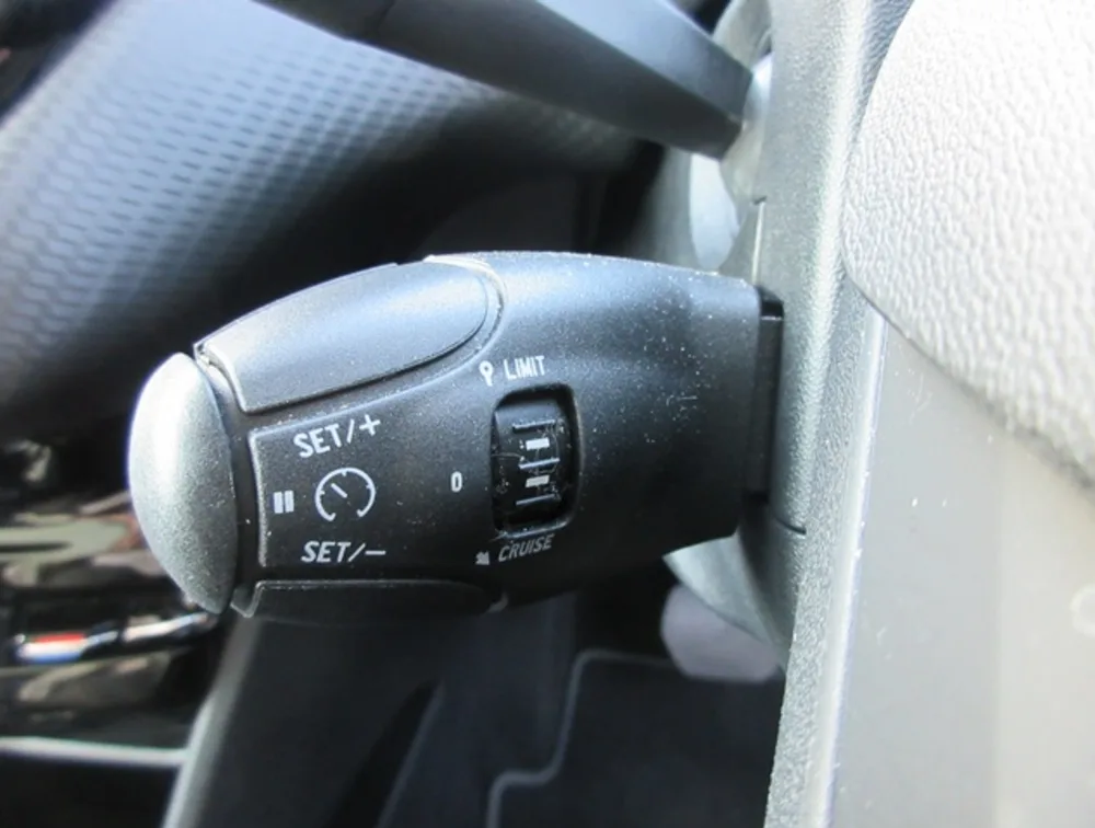 PEUGEOT 2008 CROSSCITY MOONROOF - PRG Motors Ltd