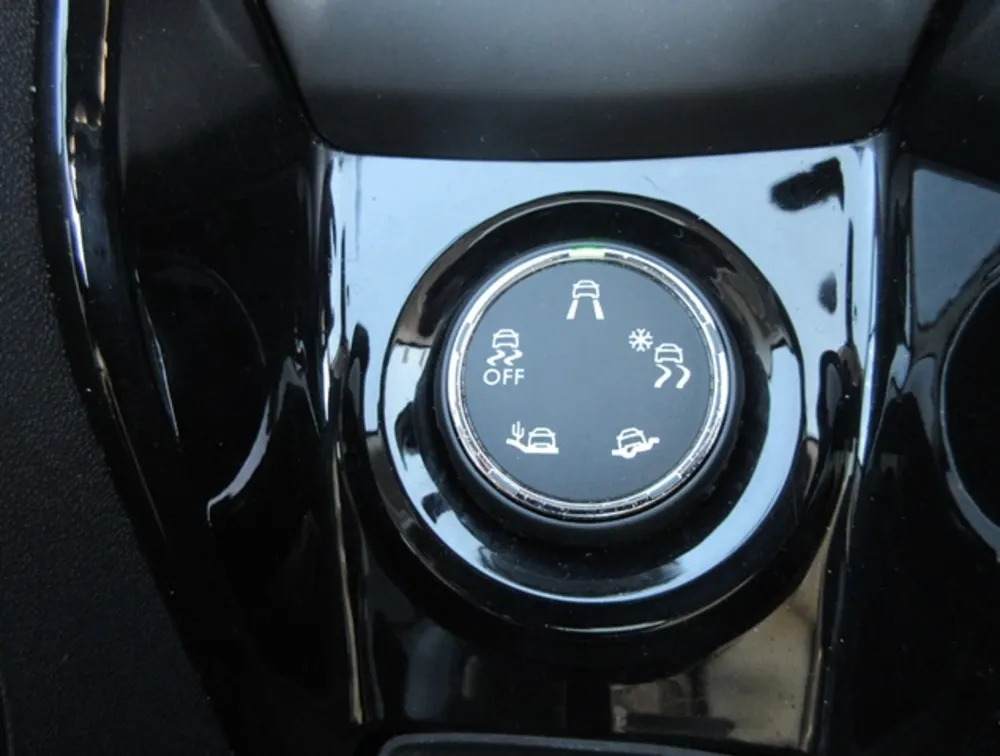 PEUGEOT 2008 CROSSCITY MOONROOF - PRG Motors Ltd