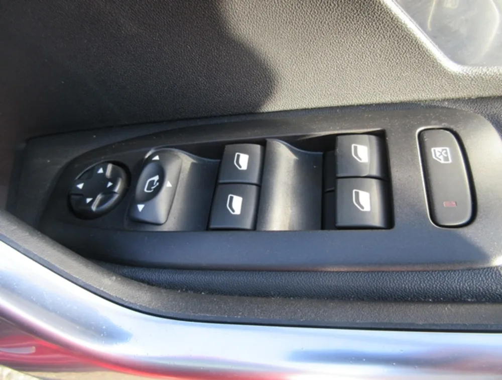 PEUGEOT 2008 CROSSCITY MOONROOF - PRG Motors Ltd