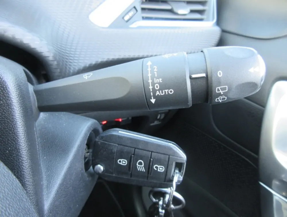 PEUGEOT 2008 CROSSCITY MOONROOF - PRG Motors Ltd