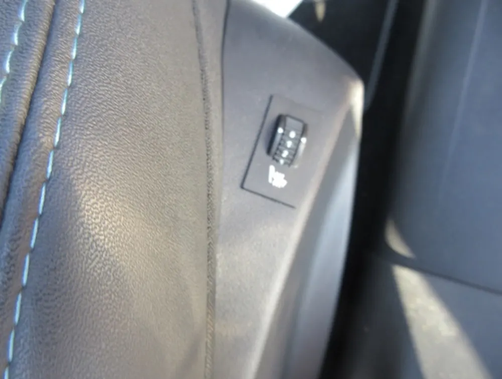 PEUGEOT 2008 CROSSCITY MOONROOF - PRG Motors Ltd