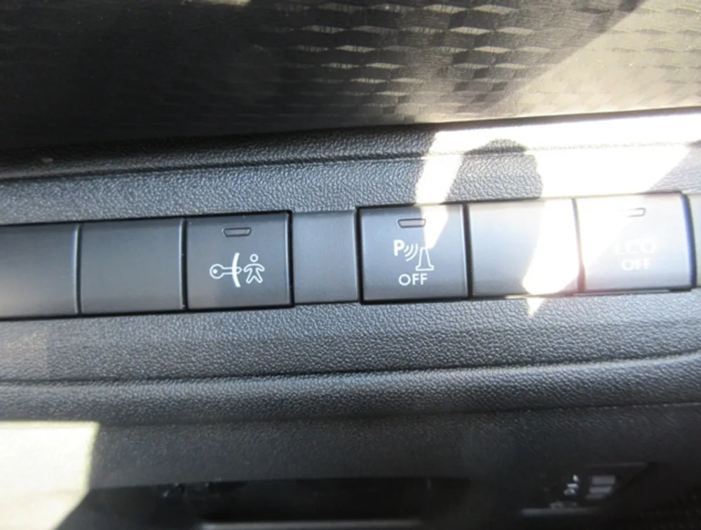 PEUGEOT 2008 CROSSCITY MOONROOF - PRG Motors Ltd