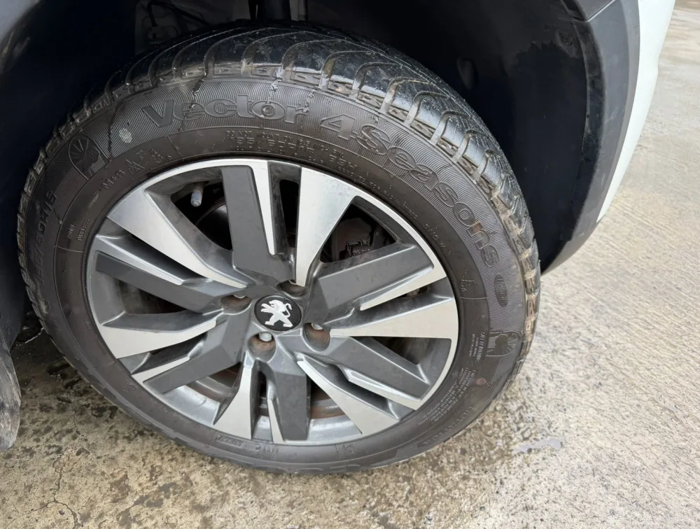 PEUGEOT 2008 CROSSCITY MOONROOF - PRG Motors Ltd