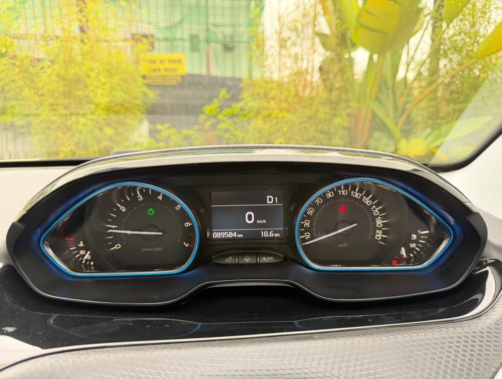 PEUGEOT 2008 CROSSCITY MOONROOF - PRG Motors Ltd