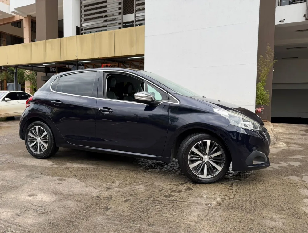 PEUGEOT 208 ALLURE LEATHER SEATS