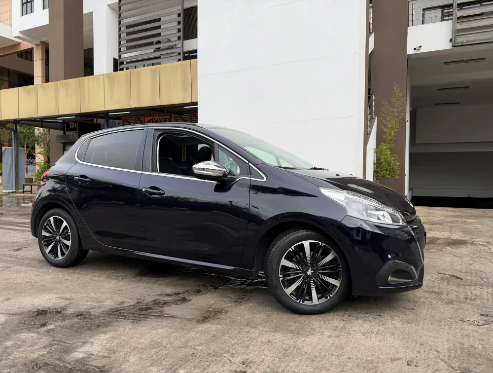 PEUGEOT 208 ALLURE FUN EDITION MOONROOF