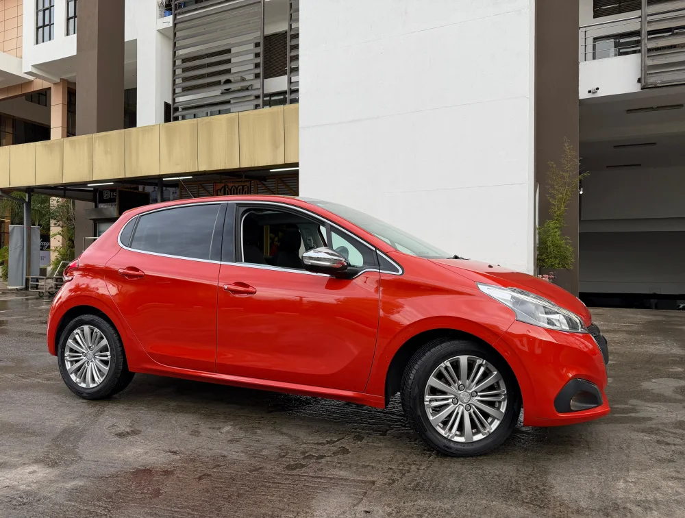 PEUGEOT 208 ALLURE MOONROOF