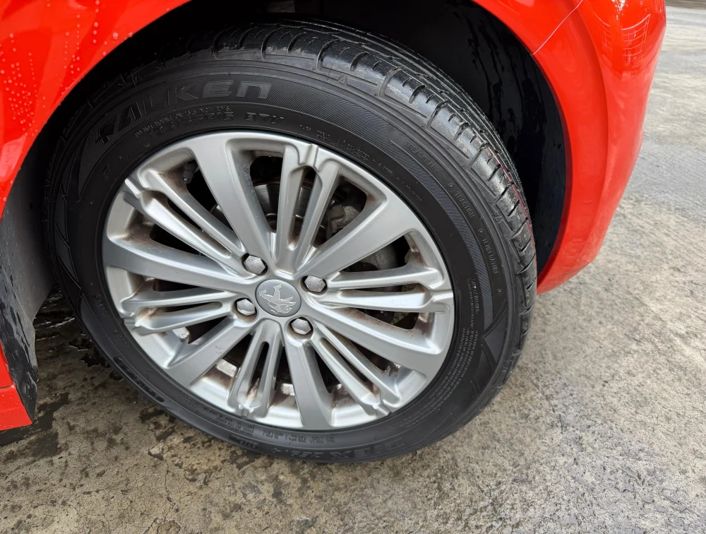 PEUGEOT 208 ALLURE MOONROOF - PRG Motors Ltd