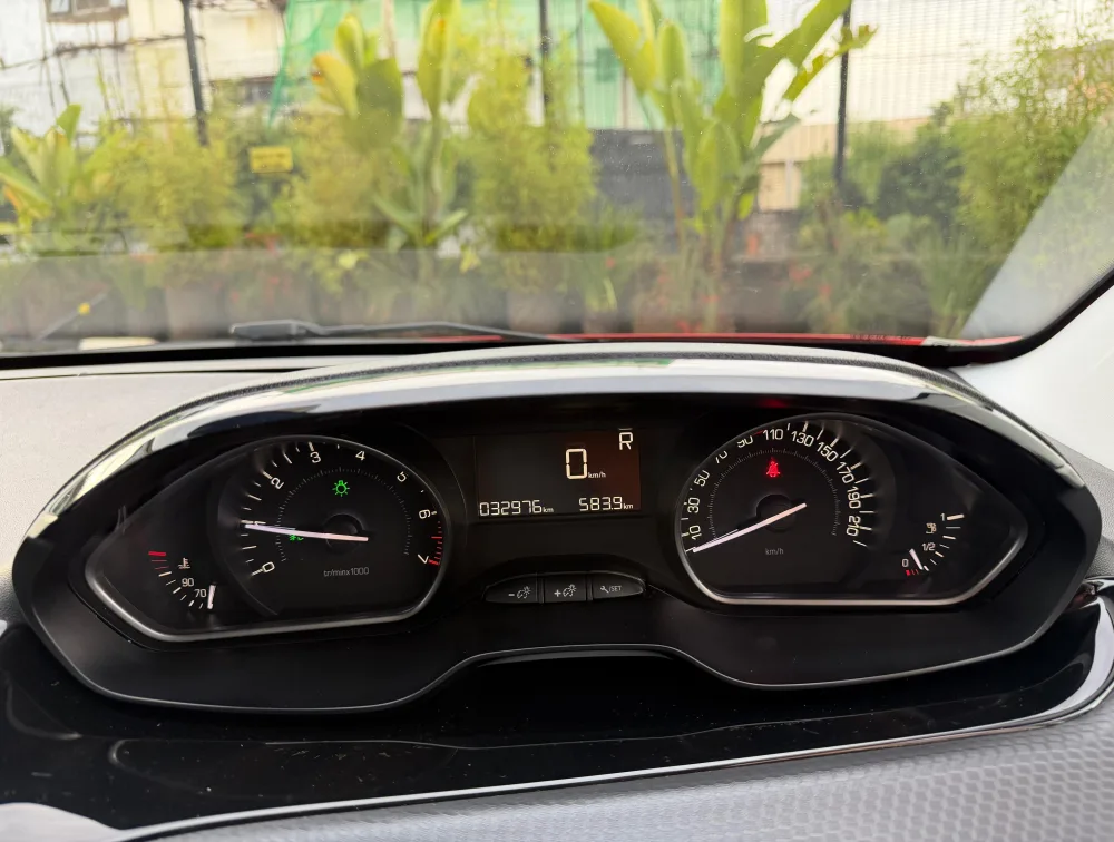 PEUGEOT 208 ALLURE MOONROOF - PRG Motors Ltd