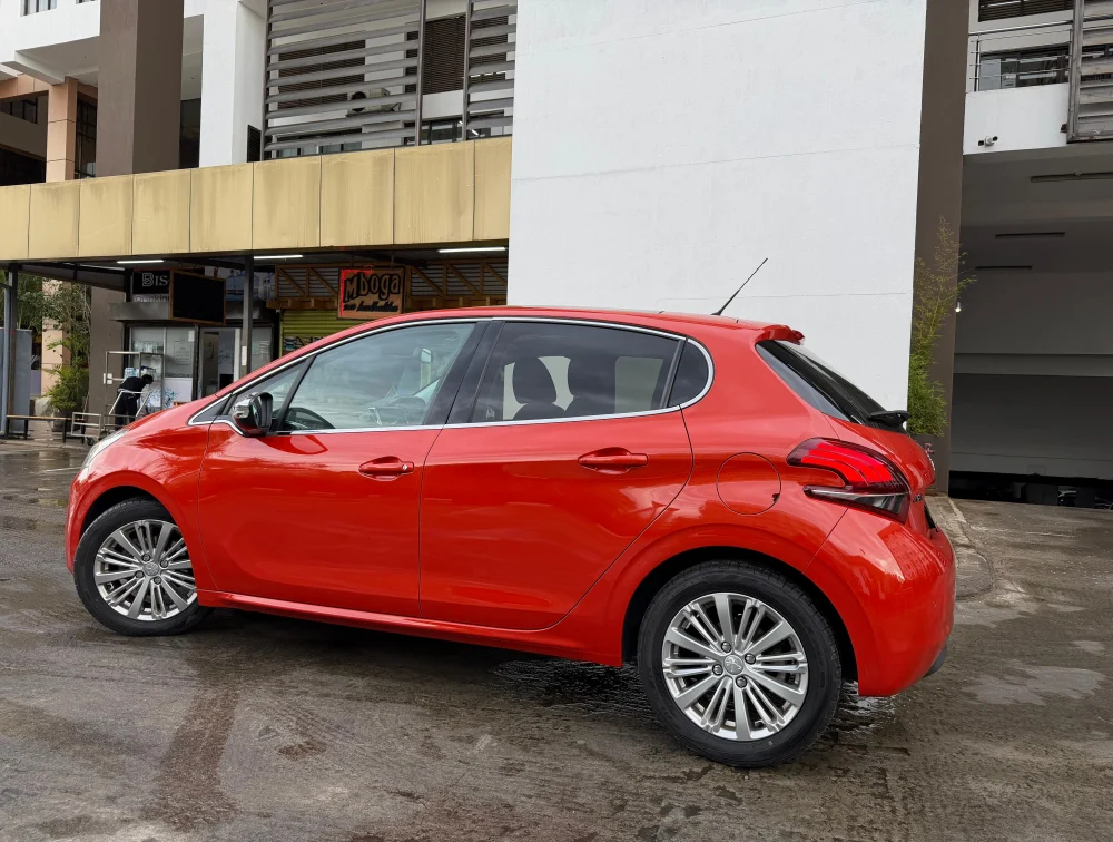 PEUGEOT 208 ALLURE MOONROOF - PRG Motors Ltd