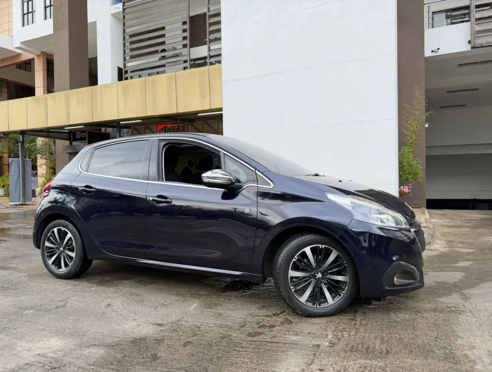 PEUGEOT 208 TECH EDITION MOONROOF